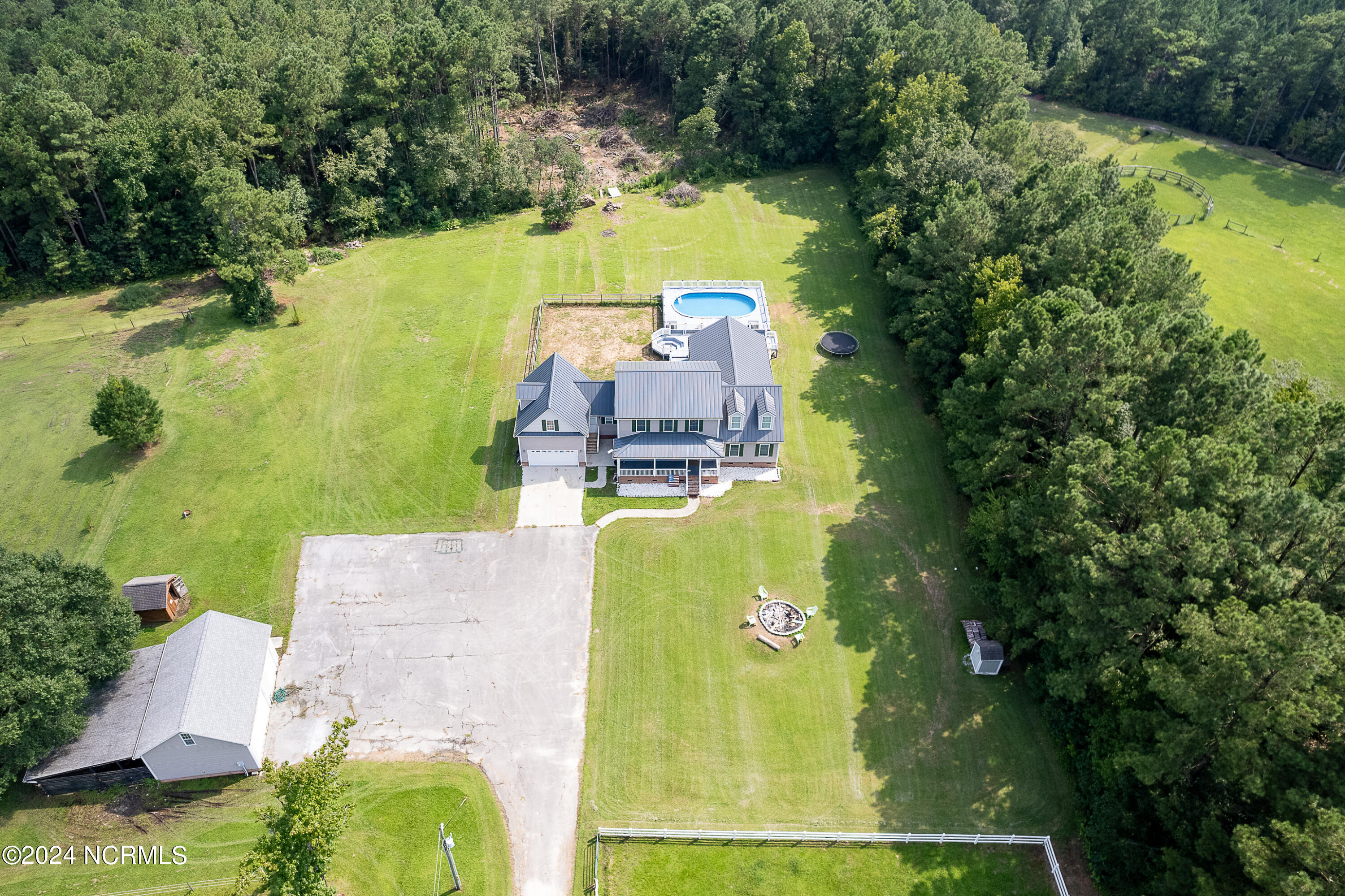 Sweet Ln, Richlands, NC 28574