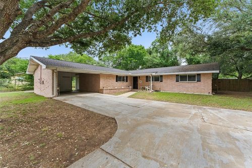 206 Live Oak St, Gonzales, TX, 78629-2701 | Card Image