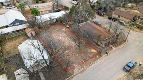 527 Juarez St, Uvalde, TX, 78801-5851 | Card Image