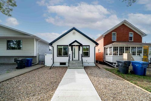 825 4 St Se, Medicine Hat, AB, T1A0L5 | Card Image