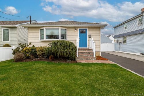 2A Baylis Pl, Lynbrook, NY, 11563-4204 | Card Image