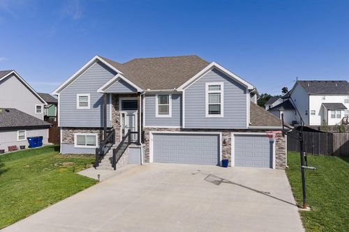 928 N Oak Ter, Tonganoxie, KS, 66086-4504 | Card Image