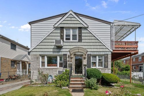 200 17th Ave, Bayside, NY, 11360-1009 | Card Image