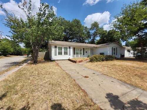 558 Harrison Ln, Hurst, TX, 76053-6820 | Card Image