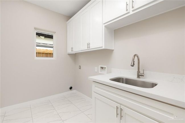 1008 Broken Arrow Dr, House other with 3 bedrooms, 2 bathrooms and 2 parking in Alamo TX | Image 11