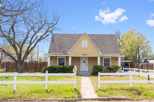 1203 8th St, Brownwood, TX, 76801-4317 | Card Image