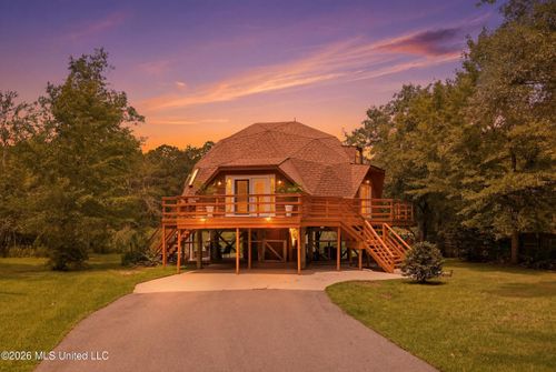 9017 W Simmons Cir, Ocean Springs, MS, 39564-9412 | Card Image