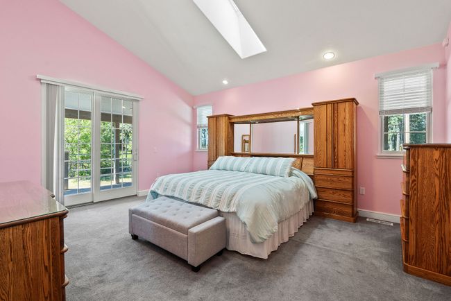 Main level w/ ensuite full bath, walk-in closet | Image 19