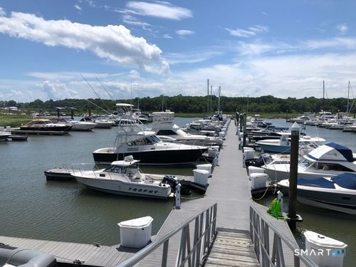 cs936-379 New Whitfield St, Guilford, CT, 06437-3472 | Card Image