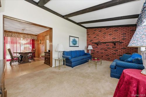 580 Heathcliff Dr, Seaford, NY, 11783-1143 | Card Image