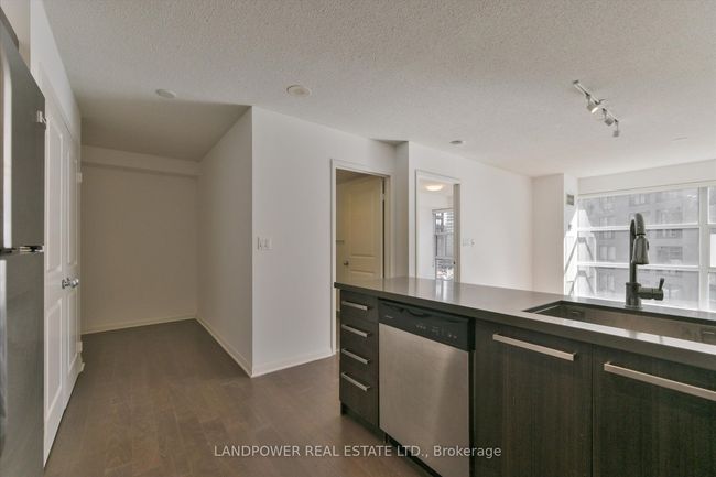 1105 - 11 St Joseph St, Condo with 1 bedrooms, 1 bathrooms and null parking in Toronto ON | Image 4