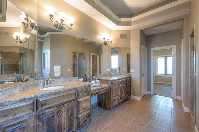 His and hers sink w vanity top between | Image 36
