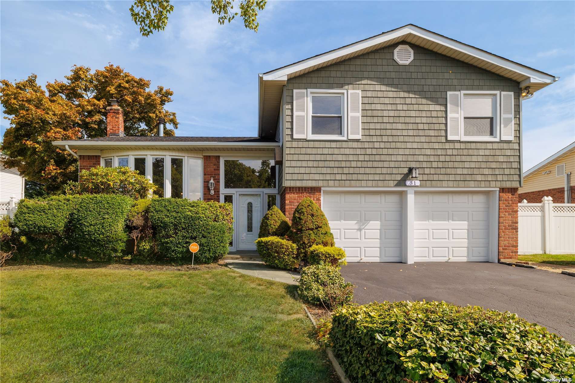 Maxwell Dr, Westbury, NY 11590