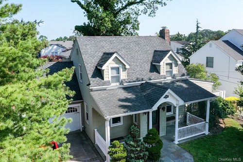 11 E Webster St, Merrick, NY, 11566-2721 | Card Image