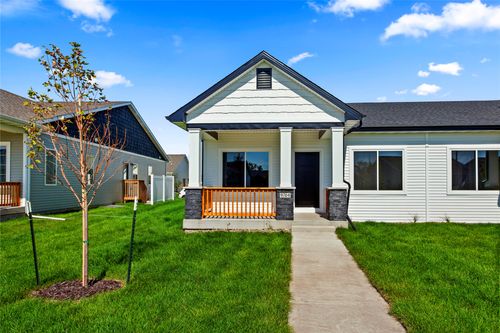 9764 Regatta Ln, Johnston, IA, 50131-3701 | Card Image