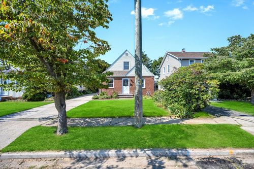 22 Terrace Pl, Hicksville, NY, 11801-4336 | Card Image