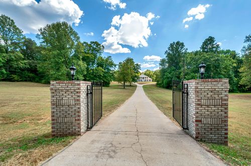 1400 Slaydenwood Rd, Slayden, TN, 37051-5206 | Card Image