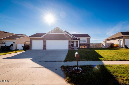213 27th Ave Ne, Watford City, ND, 58854-7153 | Card Image