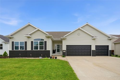 2413 Radcliffe Dr Sw, Cedar Rapids, IA, 52404-3387 | Card Image