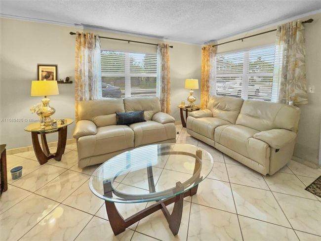 124 - 415 Ne 2nd St, Condo with 2 bedrooms, 2 bathrooms and null parking in Hallandale Beach FL | Image 3