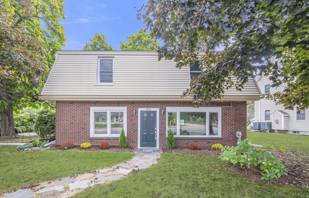 1828 Central St, For Sale in Stoughton Zoocasa