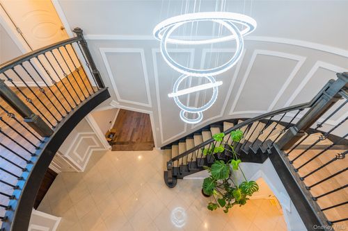 18 Robin Way, Great Neck, NY, 11021-1024 | Card Image