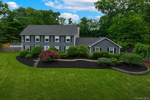 2 Buckingham Meadow Rd, Setauket, NY, 11733-1948 | Card Image