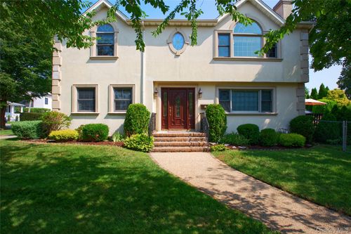 75 Maple St, Roslyn Heights, NY, 11577-1942 | Card Image