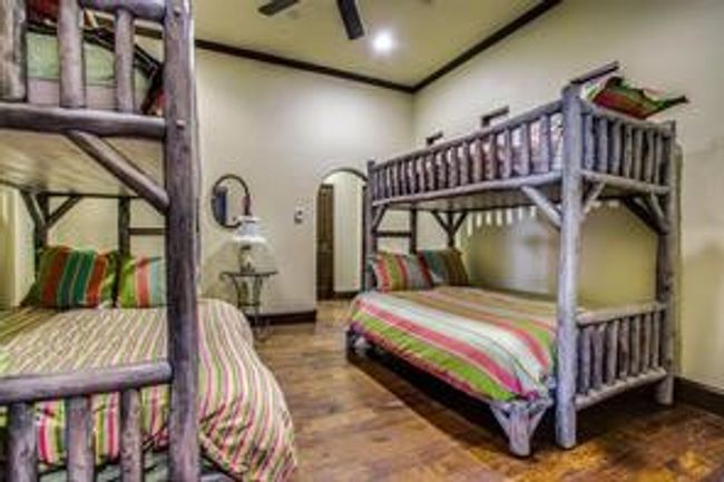 Girl's bunkdroom with ensuite bath | Image 29