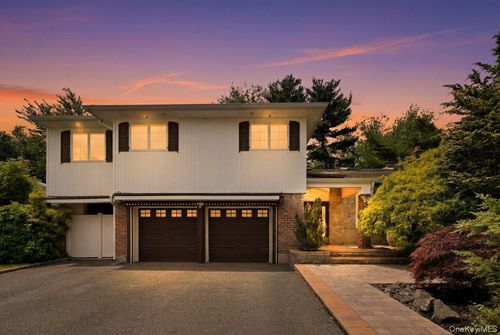15 Seneca Place, Oyster Bay, NY, 11753 | Card Image