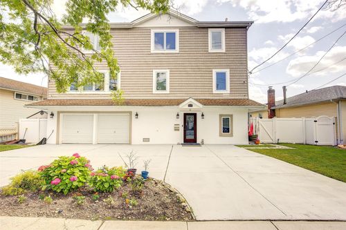615 Pearl St, Oceanside, NY, 11572-1828 | Card Image