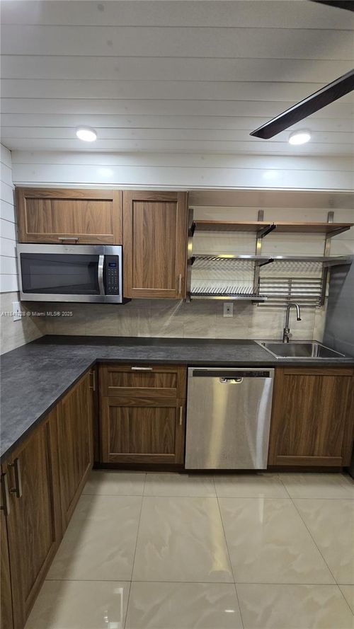 apt-218-1000 Parkview Dr, Hallandale Beach, FL, 33009-8901 | Card Image