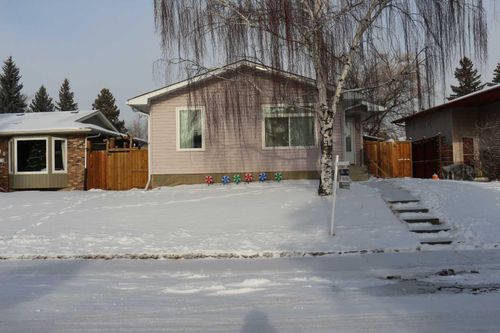 112 Woodvale Rd Sw, Calgary, AB, T2W3M8 | Card Image