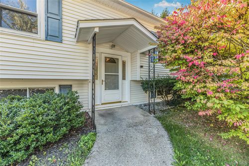 37 Scott Dr, Wappingers Falls, NY, 12590-4731 | Card Image