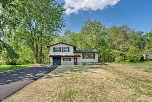 6967 Tamarack Dr, Hubbard, OH, 44425-3051 | Card Image