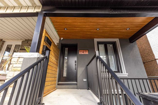 MAIN - 147 Lansdowne Ave, Home with 2 bedrooms, 1 bathrooms and 1 parking in Toronto ON | Image 2