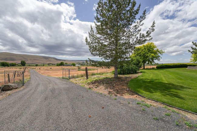 97010 W Good Rd, Home with 3 bedrooms, 3 bathrooms and null parking in Prosser WA | Image 32