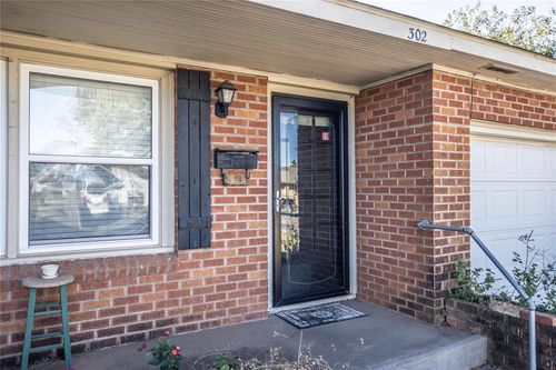 302 E Tom Stafford St, Weatherford, OK, 73096-5228 | Card Image