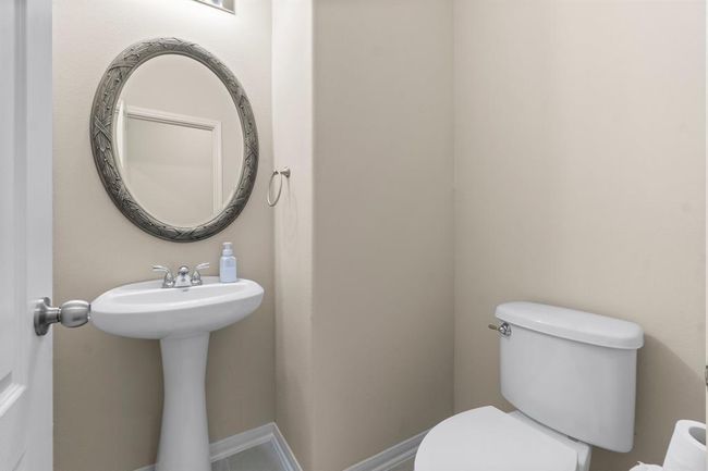 Half bathroom | Image 16