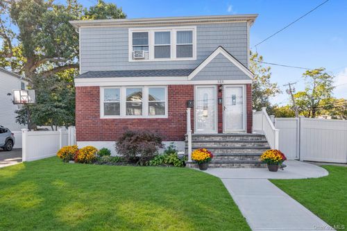 123 Denton Ave, Lynbrook, NY, 11563-3654 | Card Image