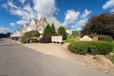 16 Robin Lane, Townhouse with 3 bedrooms, 2 bathrooms and 2 parking in Morgantown WV | Image 2