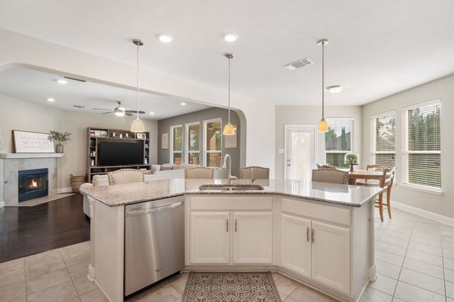 open floorpan is perfect for entertaining! | Image 10