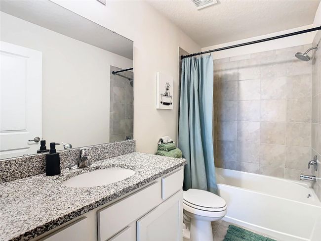 Guest bathroom with tub/shower | Image 29