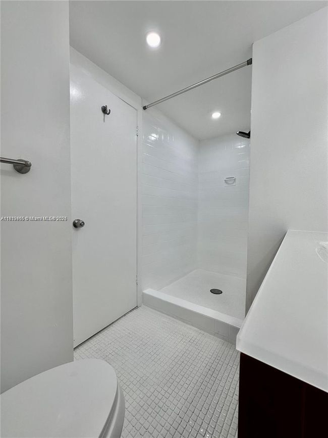 APT-1215 - 2500 Parkview Dr, Condo with 2 bedrooms, 2 bathrooms and null parking in Hallandale Beach FL | Image 10