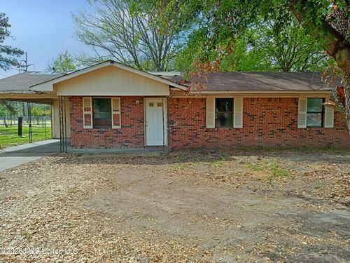 802 Gentle Ben Ave, Yazoo City, MS, 39194-4703 | Card Image
