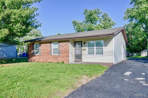 1618 Patterson Rd, Florissant, MO, 63031-3244 | Card Image