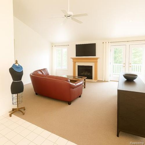 33779 Vista Dr, Farmington Hills, MI, 48331-2270 | Card Image