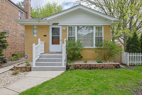 8711 Hamlin Ave, Skokie, IL, 60076-2211 | Card Image
