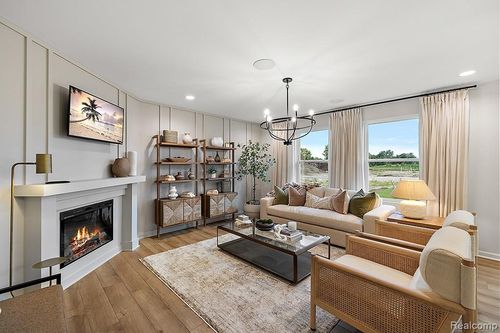 28181 Rollcrest Rd, Farmington Hills, MI, 48334-4019 | Card Image