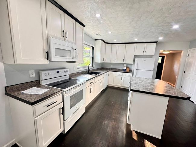 18437 Governor G C Peery Hwy, House other with 3 bedrooms, 2 bathrooms and null parking in Pounding Mill VA | Image 6